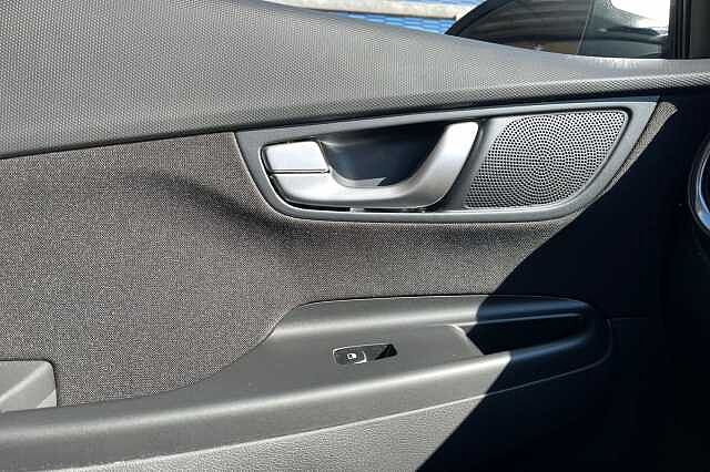 Hyundai KONA 1.6 H Gdi Premium Suv 5dr Petrol Hybrid Dct Euro 6 (s/s) (141 Ps) Atlas White