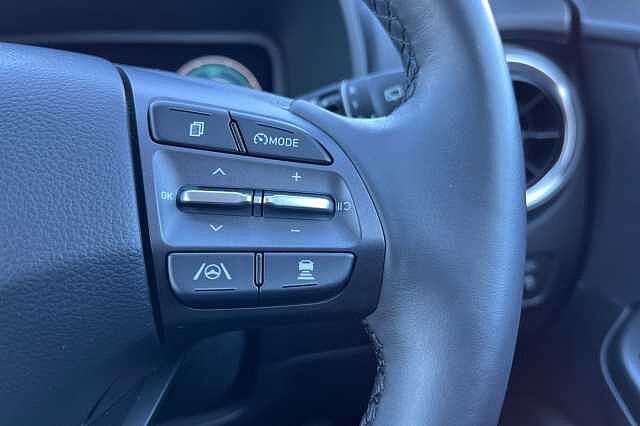 Hyundai KONA 1.6 H Gdi Premium Suv 5dr Petrol Hybrid Dct Euro 6 (s/s) (141 Ps) Atlas White