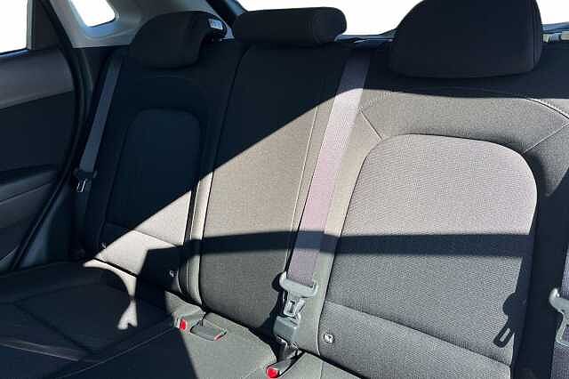 Hyundai KONA 1.6 H Gdi Premium Suv 5dr Petrol Hybrid Dct Euro 6 (s/s) (141 Ps) Atlas White