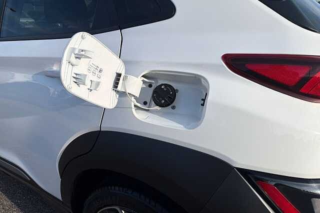Hyundai KONA 1.6 H Gdi Premium Suv 5dr Petrol Hybrid Dct Euro 6 (s/s) (141 Ps) Atlas White